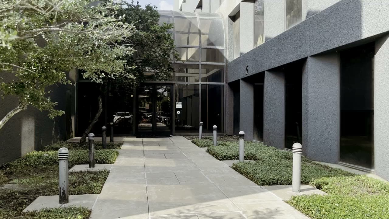 La entrada del patio a la clínica