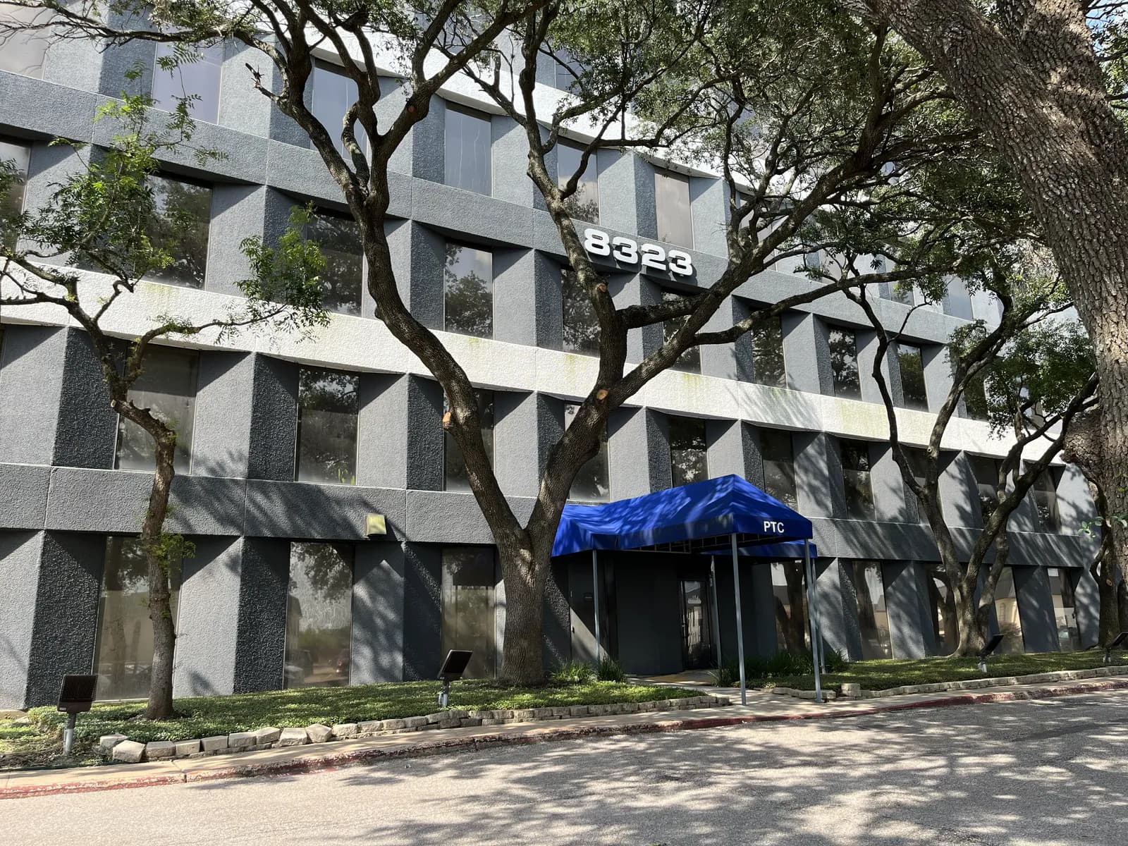 El edificio 8323, con los números arriba de la entrada