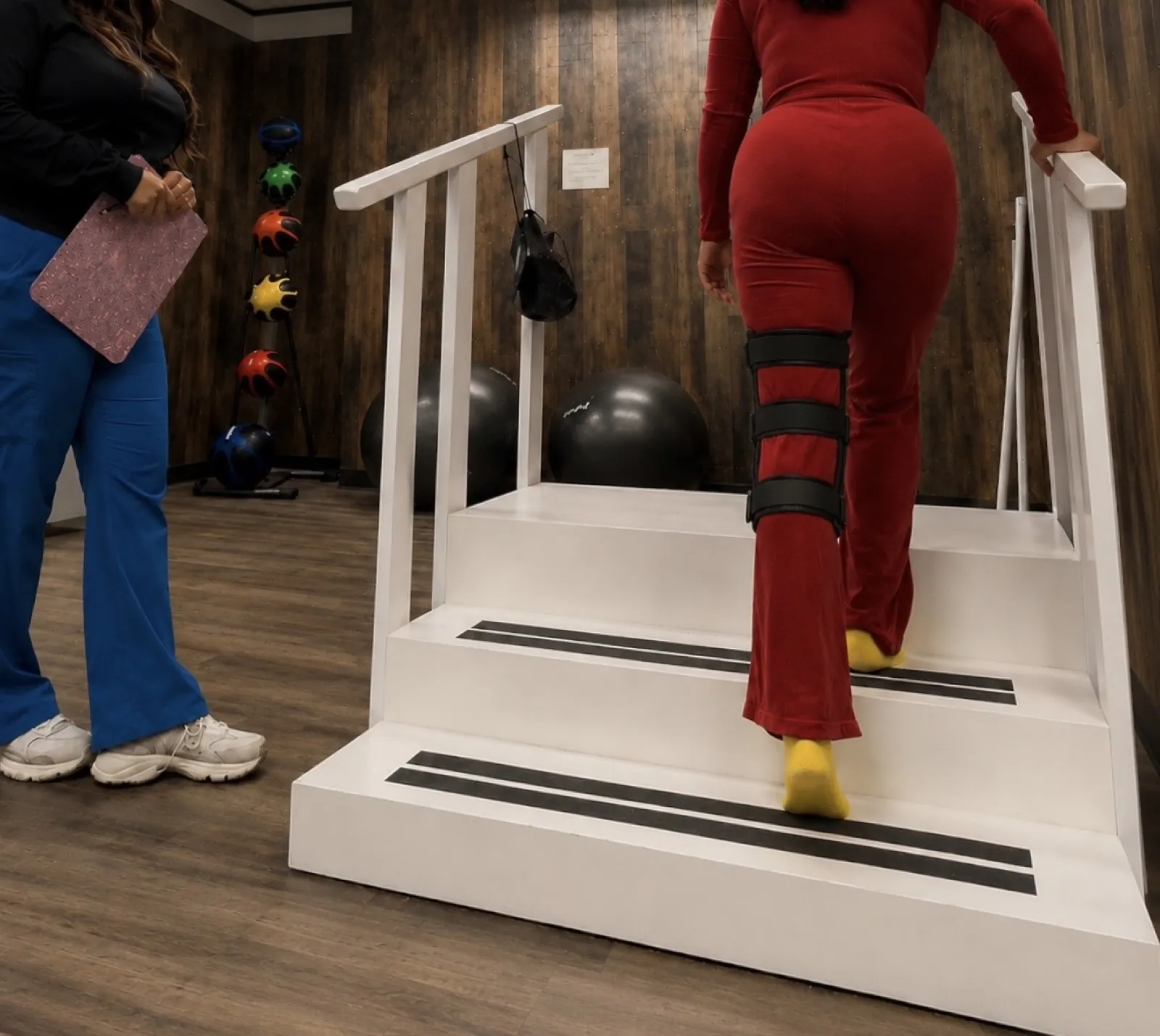 Una paciente practicando las escaleras con su terapeuta al lado