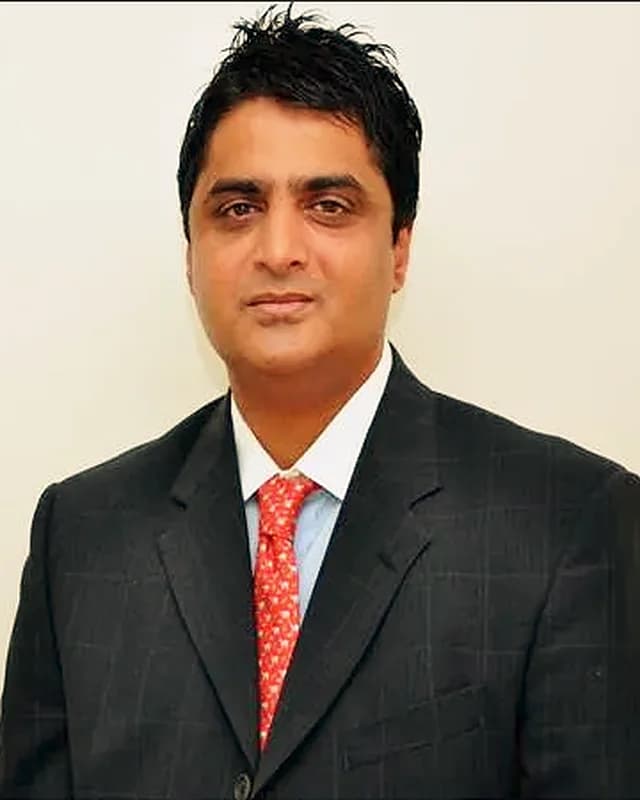 Retrato de Dr. Raju Mantena, D.O.